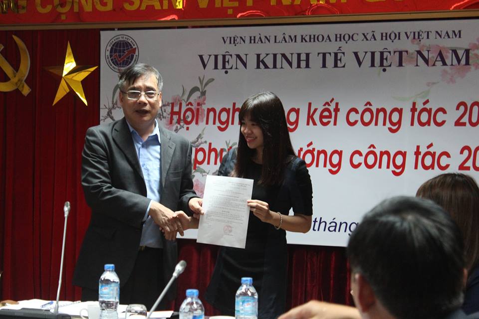 Viện trưởng trao Quyết định khen thưởng Danh hiệu "Cây bút trẻ" cho Bà Đồng Bích Ngọc