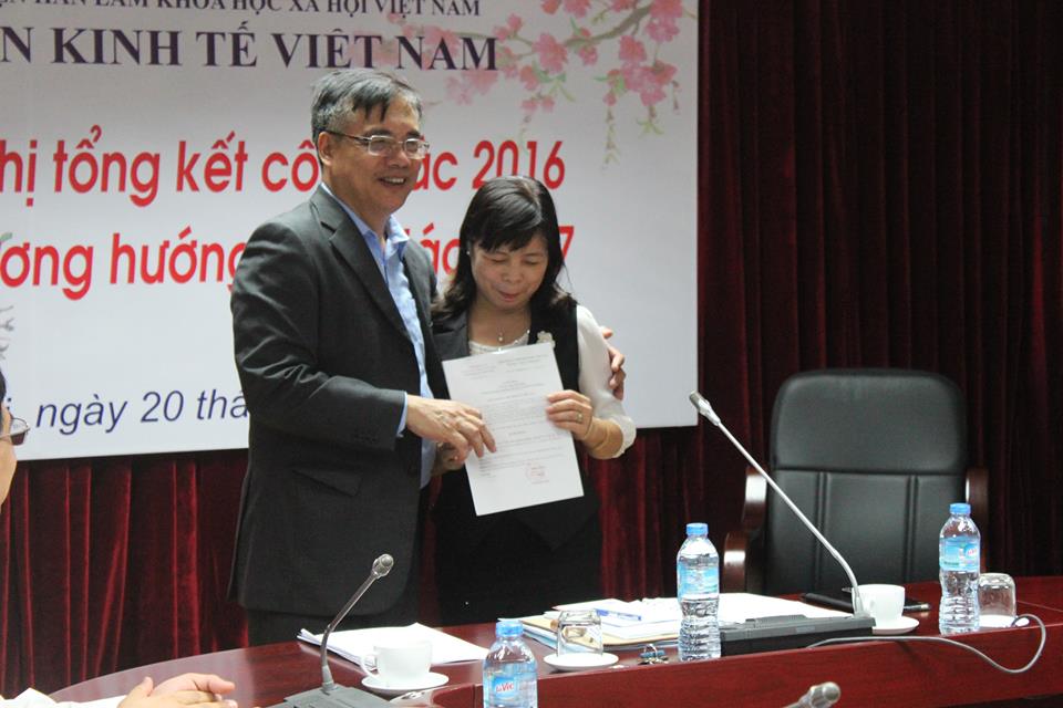Viện trưởng trao Quyết định khen thưởng "Quản lý cấp phòng xuất sắc năm 2016" cho Bà Chử Thị Hạnh