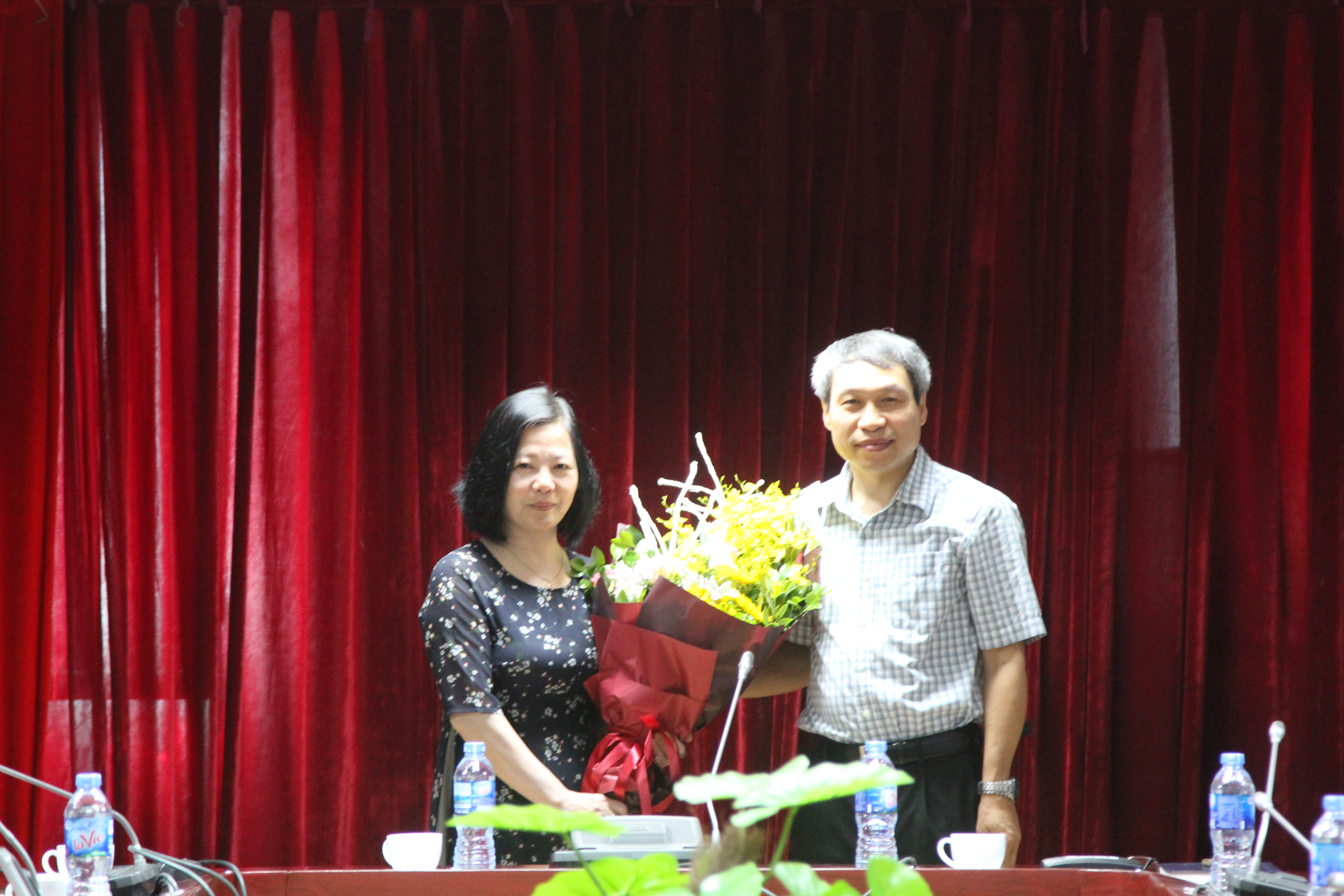 PGS.TS. Bùi Quang Tuấn tặng hoa chúc mừng Phó TBT Tạp chí NCKT