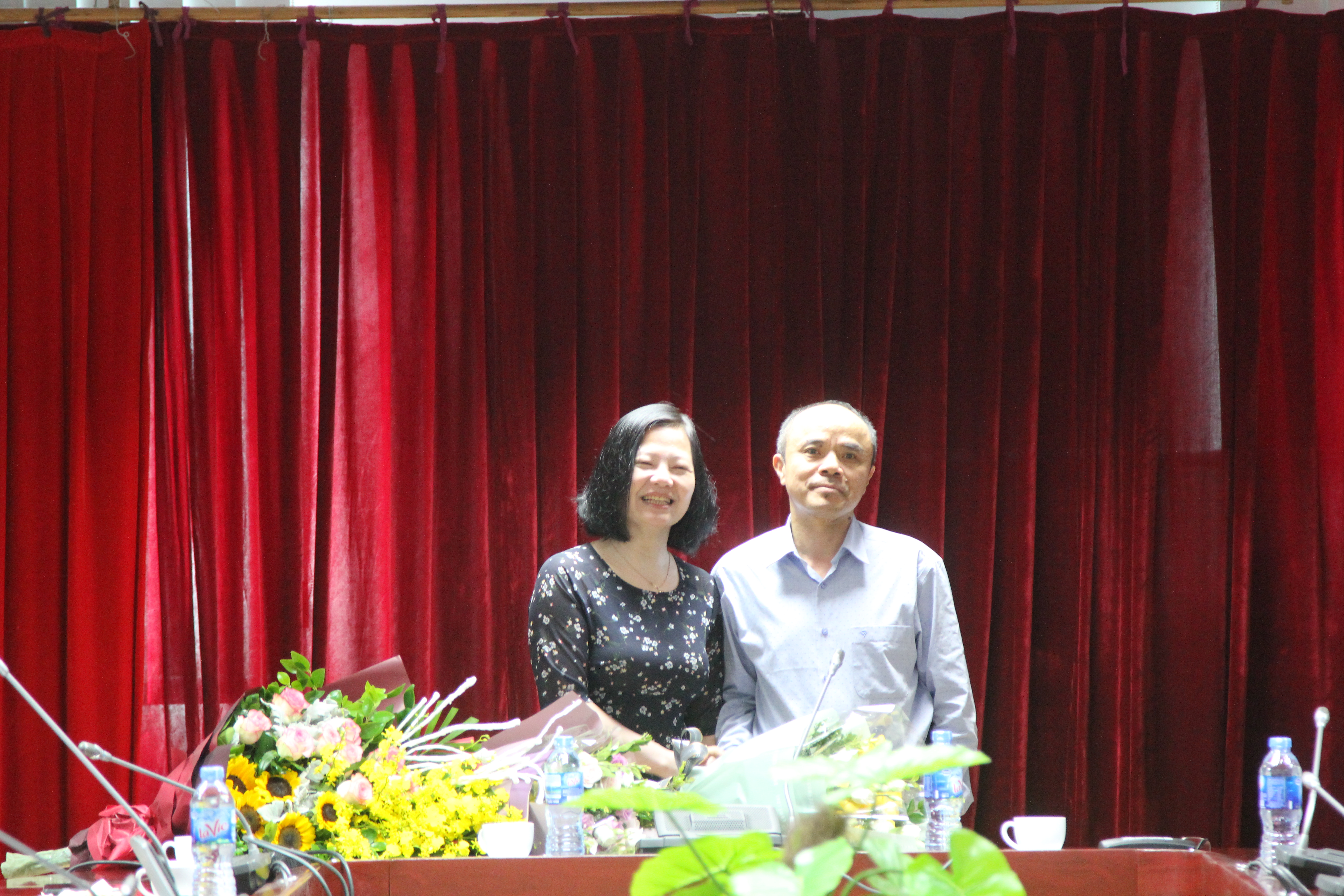 TS. Lê Xuân Sang tặng hoa chúc mừng Phó TBT Tạp chí NCKT