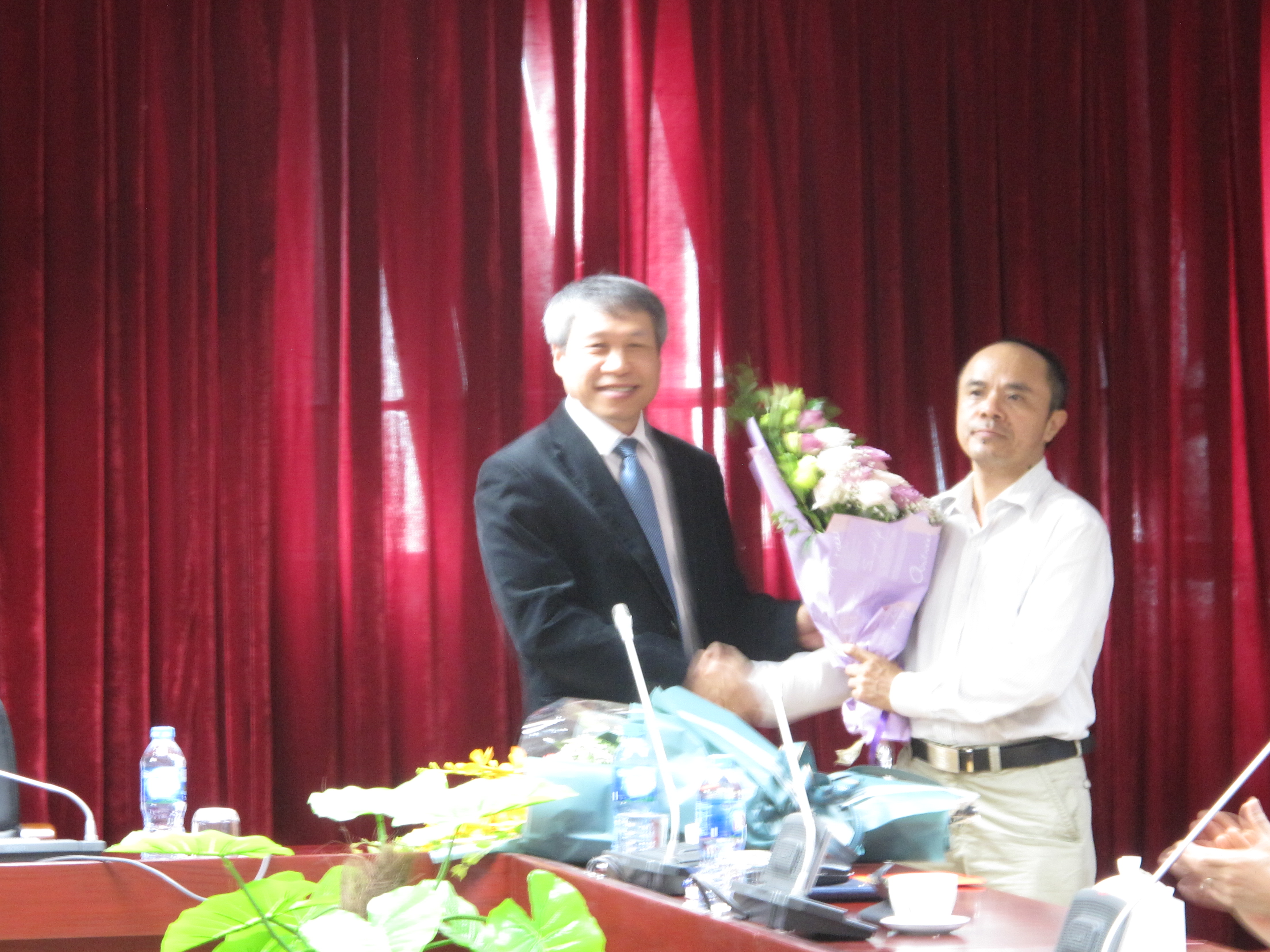 TS. Lê Xuân Sang tặng hoa chúc mừng Tân Tổng biên tập