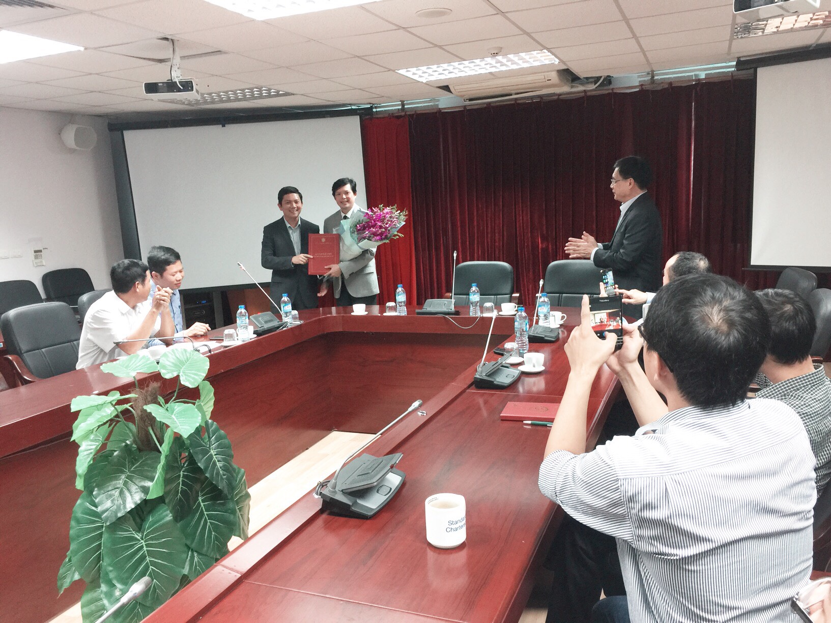PGS.TS. Bùi Nhật Quang trao Quyết định và tặng hoa chúc mừng TS. Nguyễn Chiến Thắng